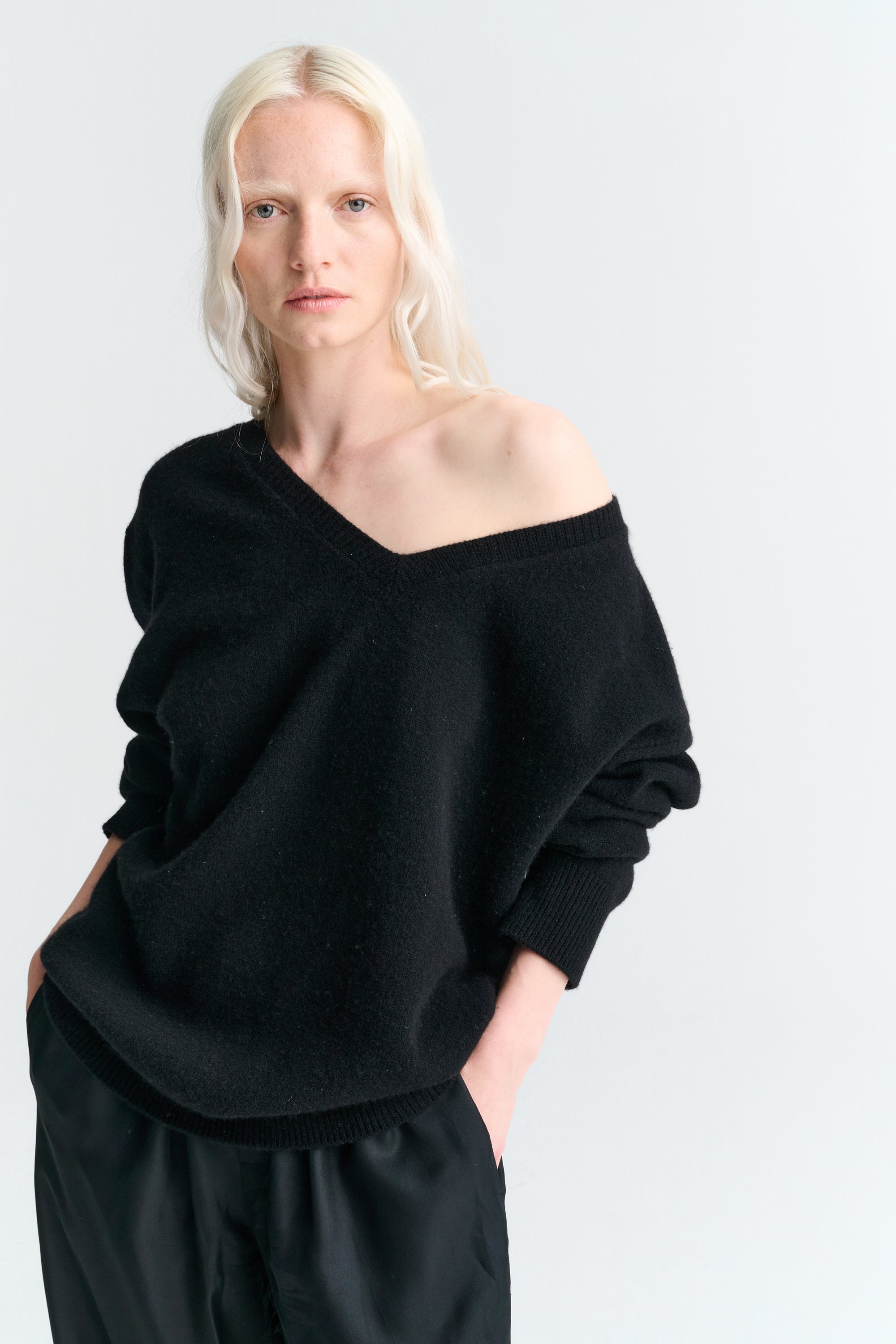 V Neck | Wool Cashmere | Black