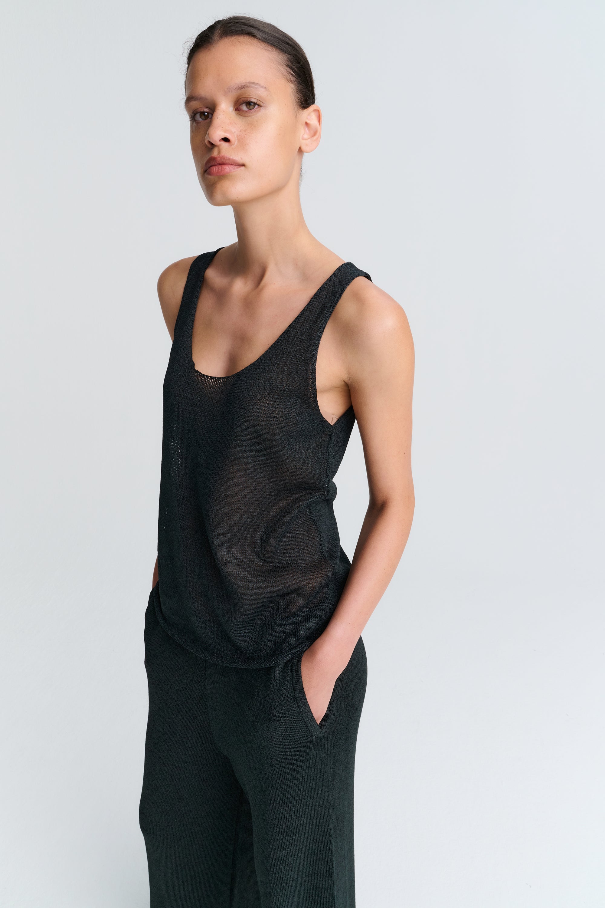 RHEA170 | Tank | Silk Paper | Black