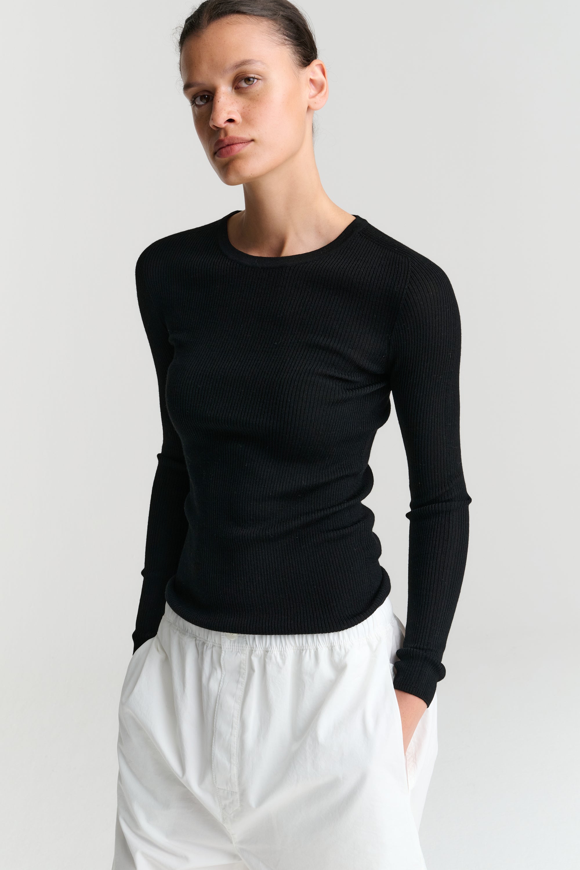 RHEA162 | Rib Crew | Merino Wool | Black