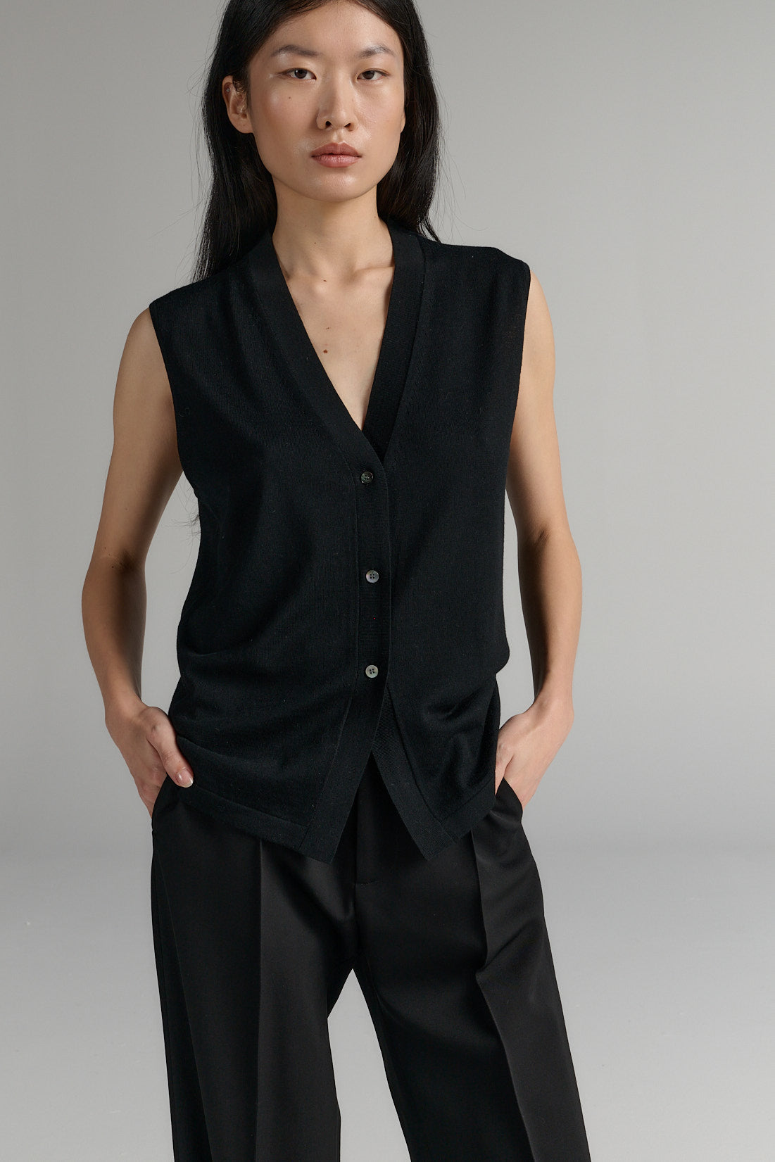 RHEA123. Vest. Black