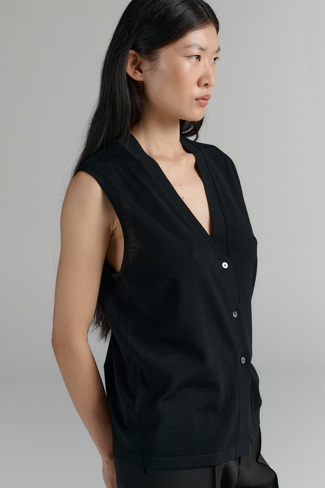 RHEA123. Vest. Black