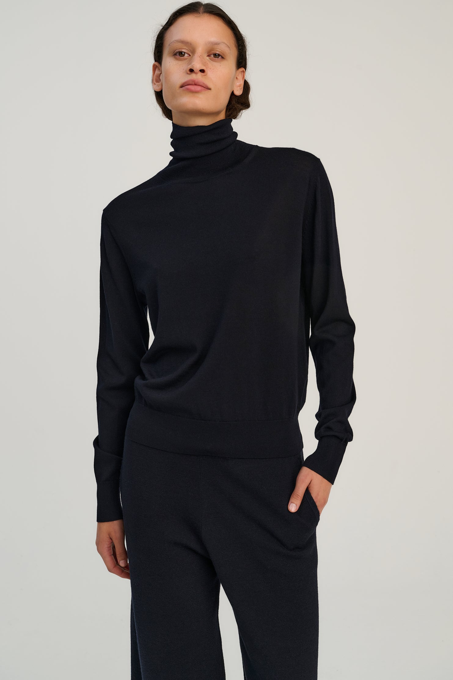 RHEA135 | Turtle Neck | Merino Wool | Navy