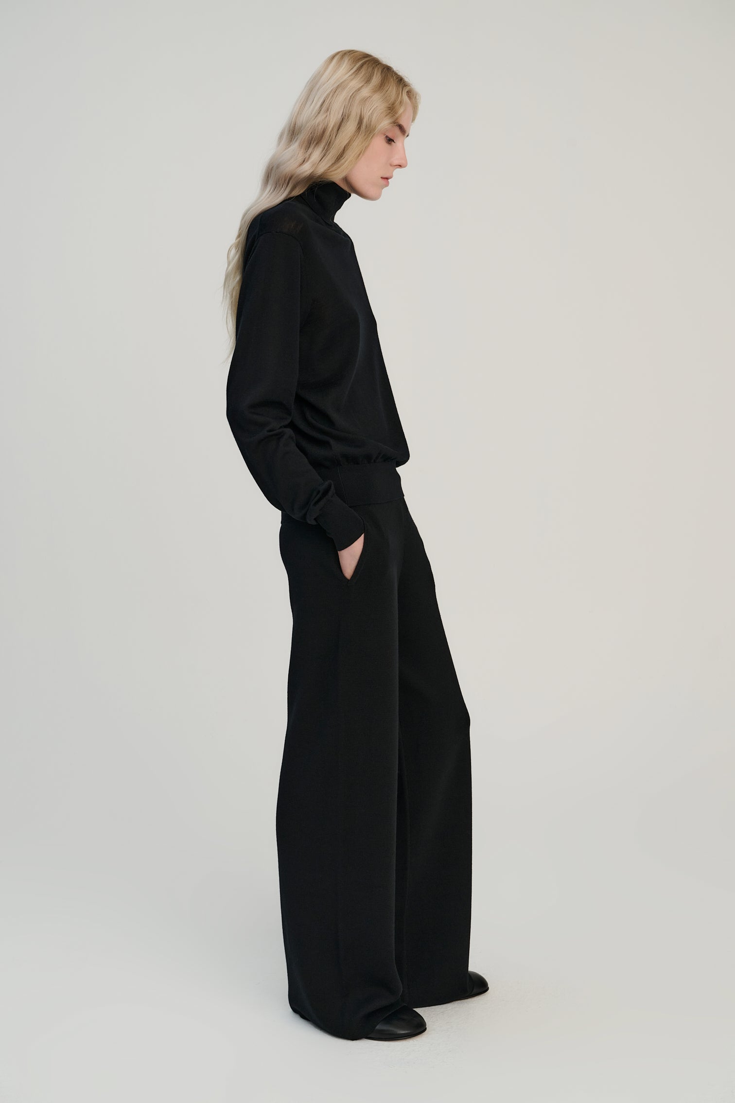 RHEA136 | Turtle Neck | Merino Wool | Black