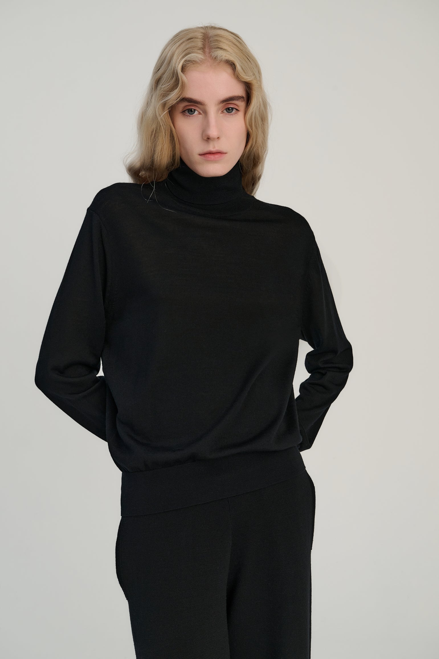 RHEA136 | Turtle Neck | Merino Wool | Black