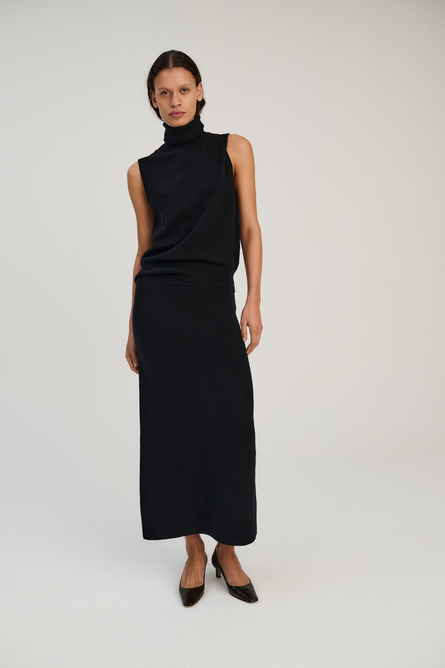 Sleeveless Turtleneck | Black | Wool &amp; Cashmere