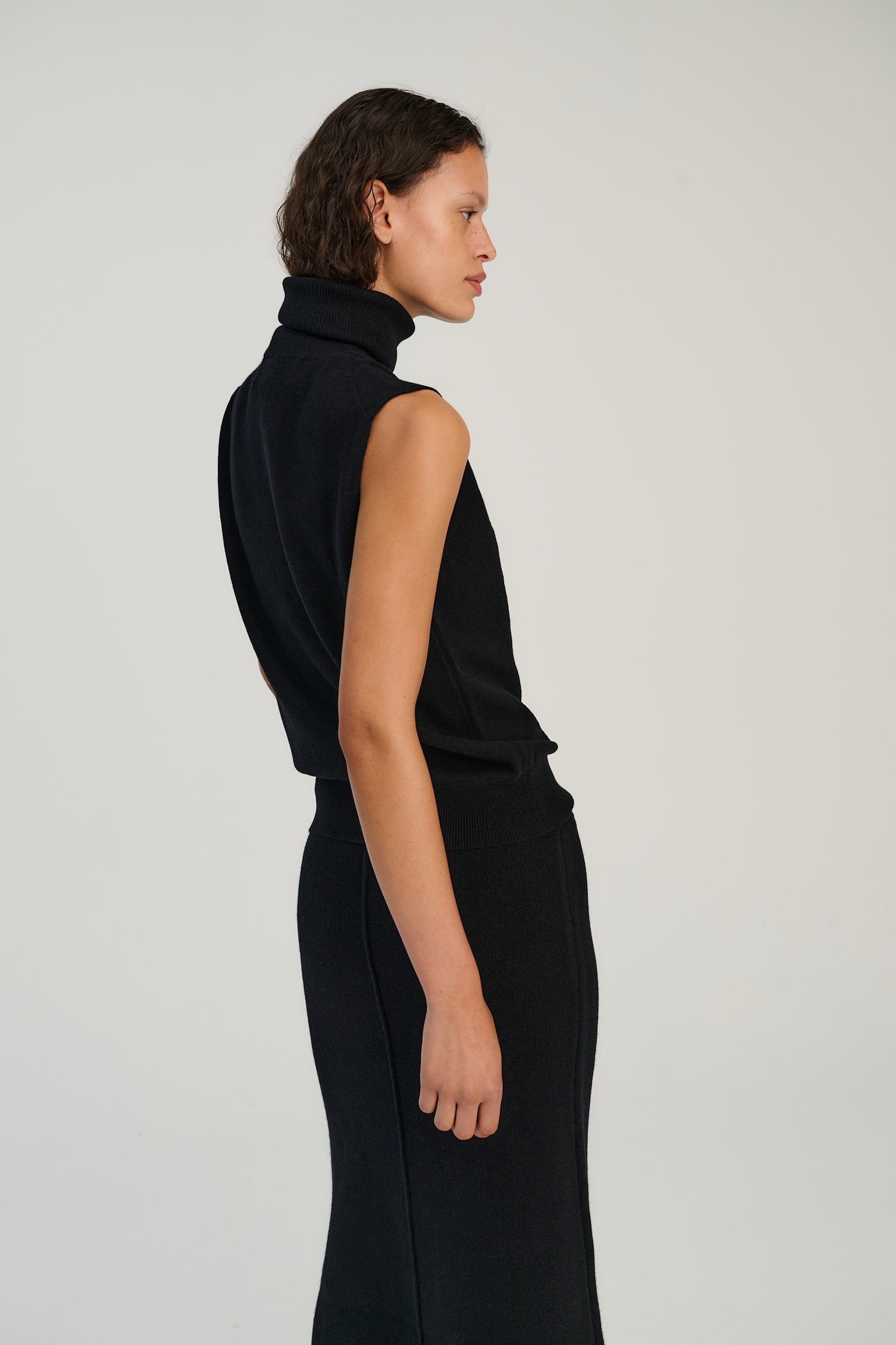 Sleeveless Turtleneck | Black | Wool &amp; Cashmere