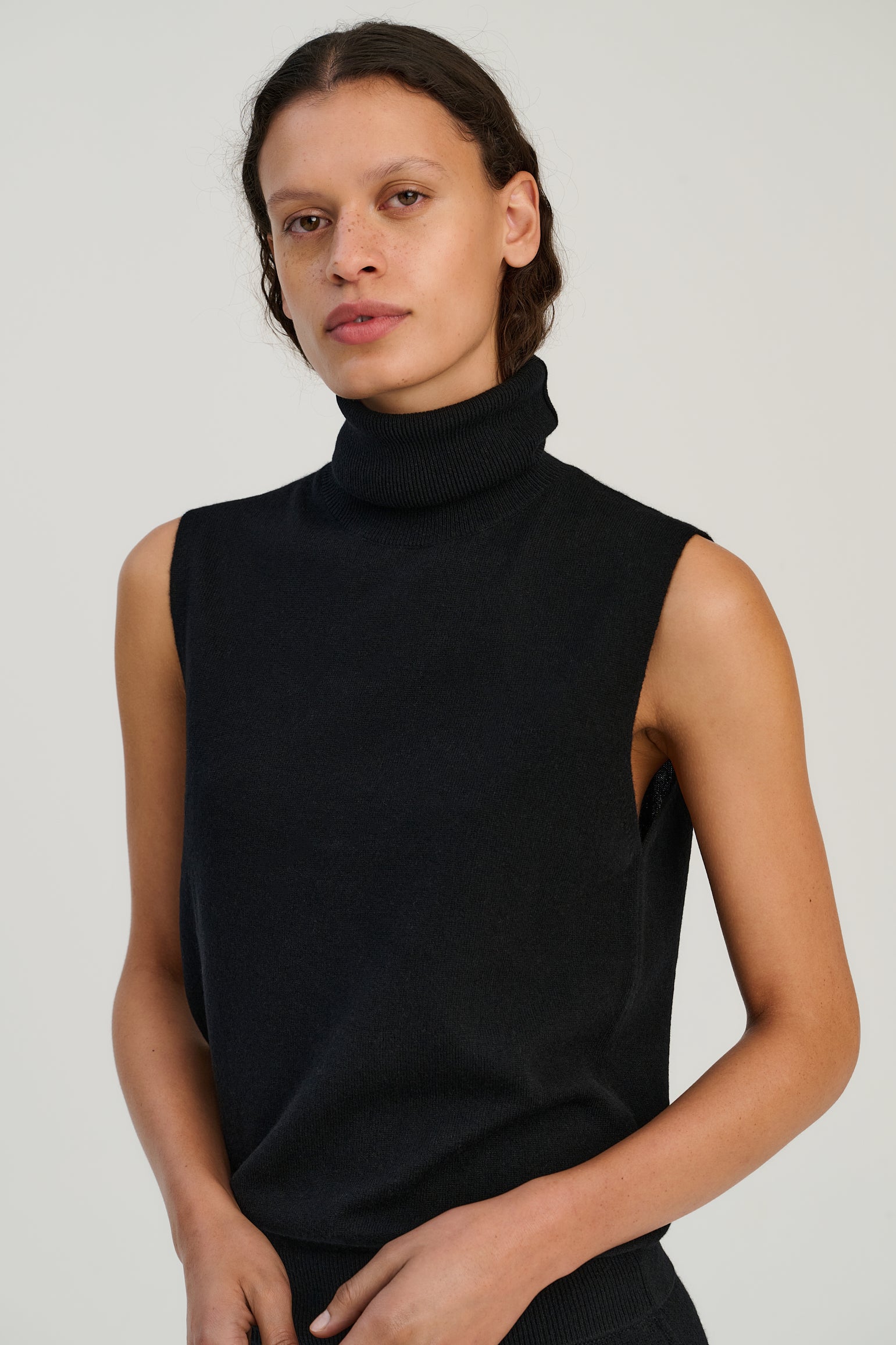 Sleeveless Turtleneck | Black | Wool &amp; Cashmere