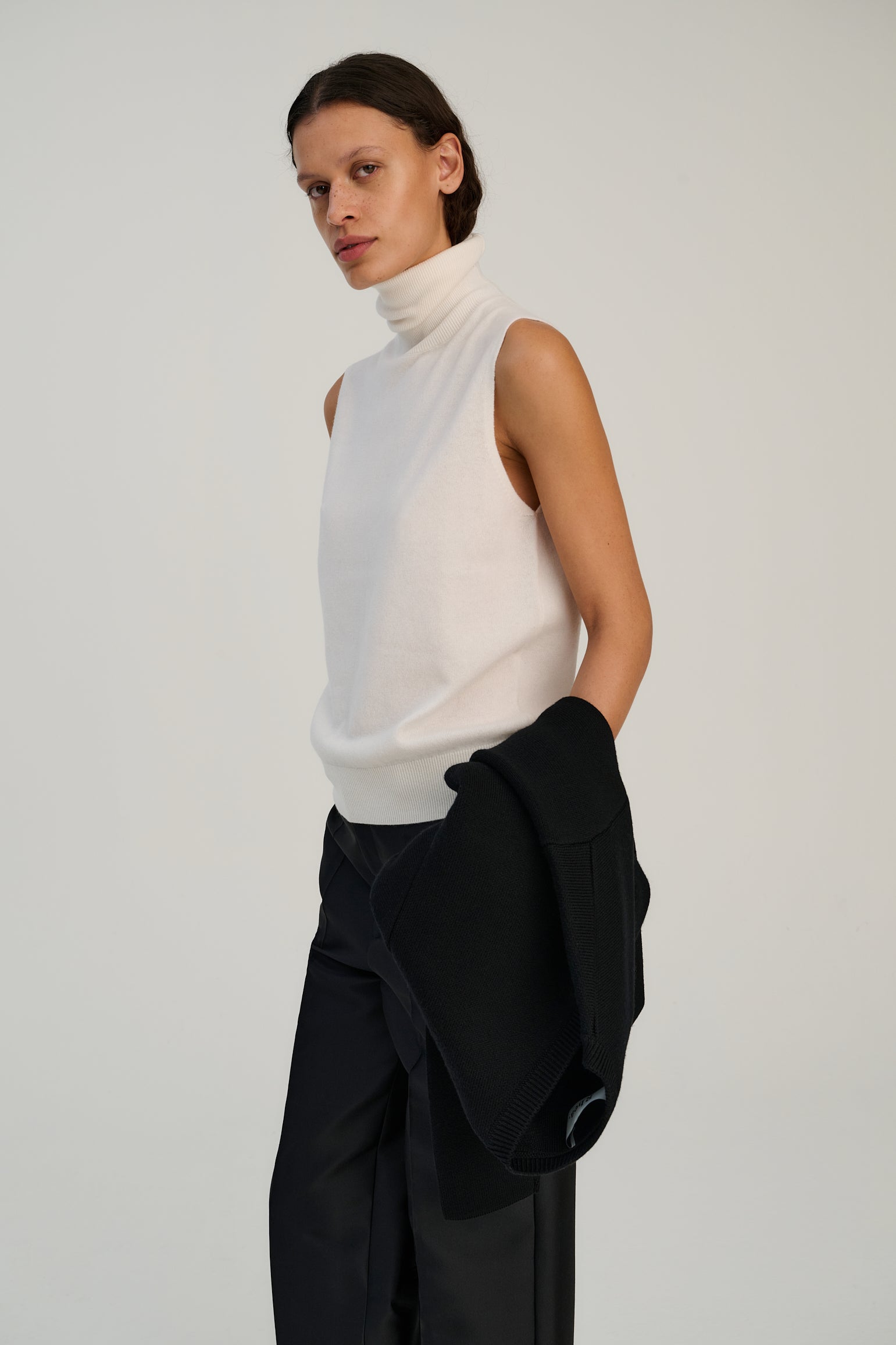 Sleeveless Turtleneck | Offwhite | Wool &amp; Cashmere