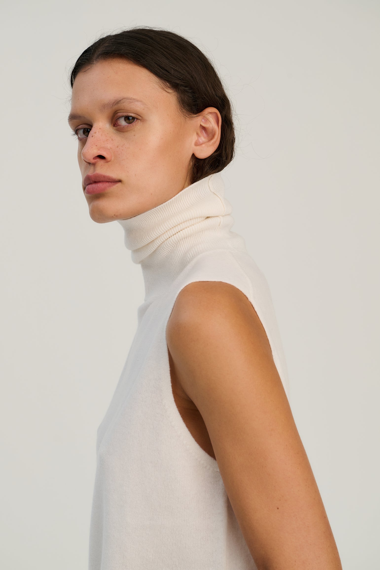 Sleeveless Turtleneck | Offwhite | Wool &amp; Cashmere