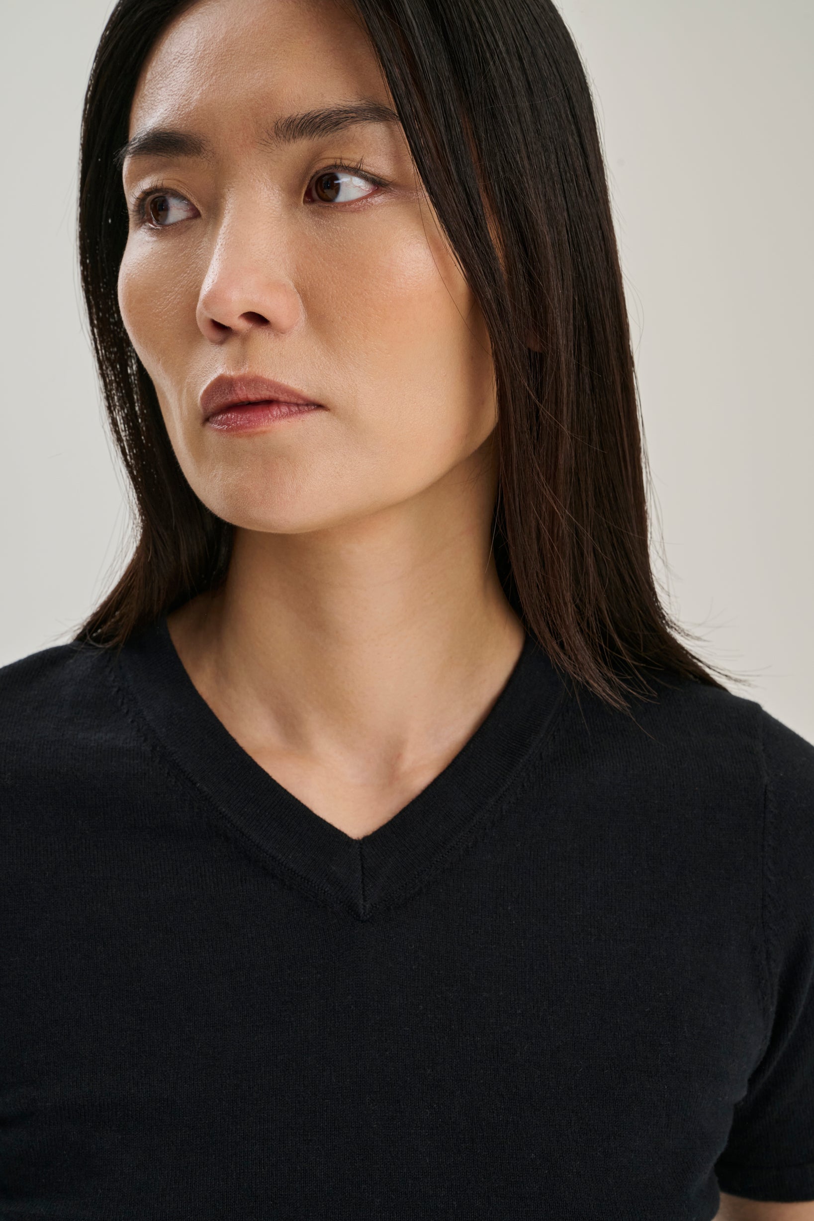 SW23.01 | Cropped TShirt V Neck | Cotton Cashmere | Black