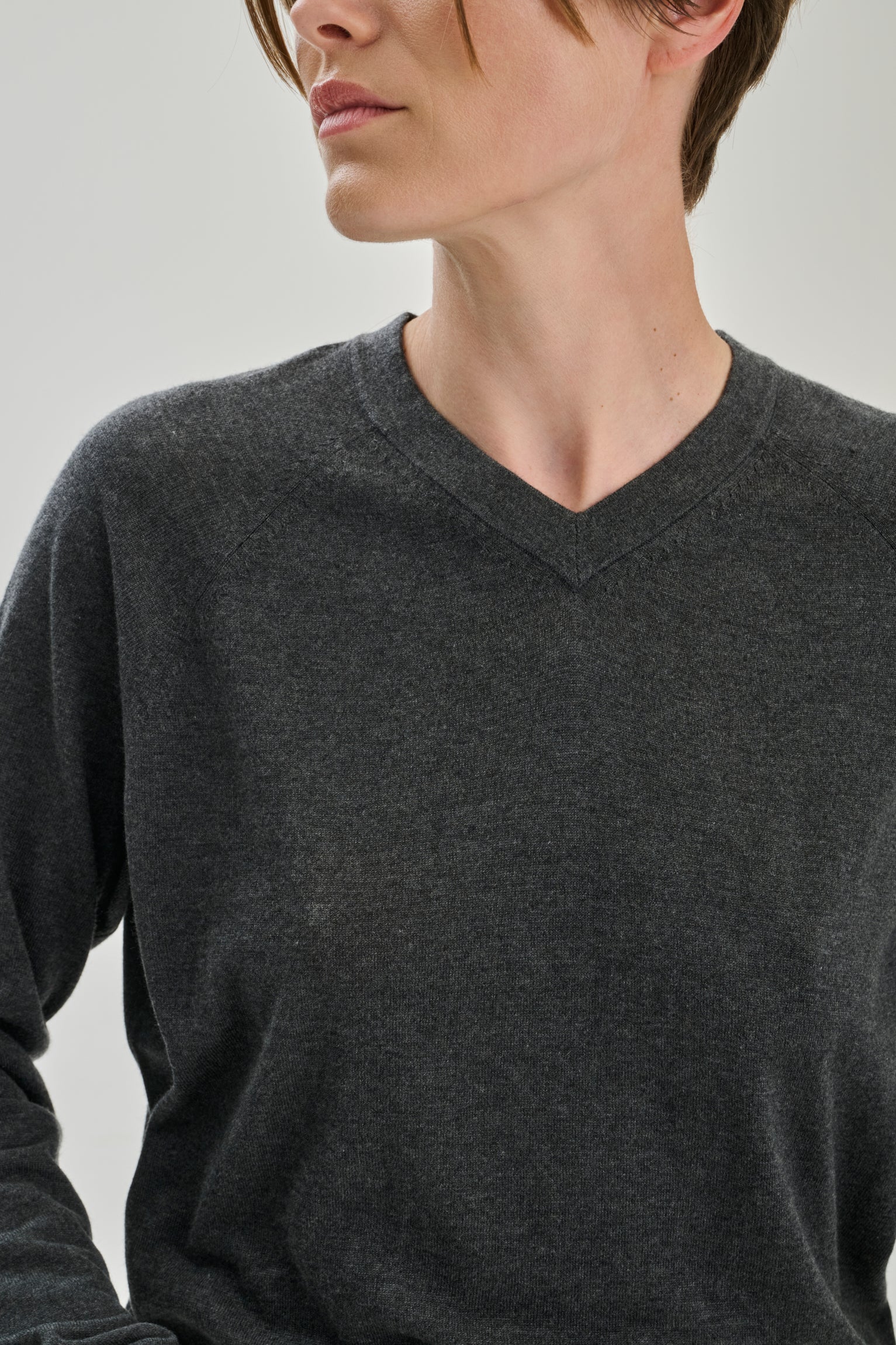 SW35.12 | High V Neck | Olive | Silk Wool Cashmere